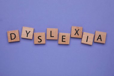 Tahta küplerin menekşe arka planında kelime disleksisi, düz yatış