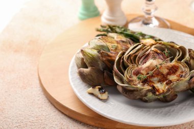 Bej desenli masada leziz ızgara enginarlar, yakın plan. Metin için boşluk