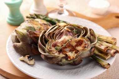 Lezzetli ızgara enginarlar masada, yakın çekim görüntüsü.