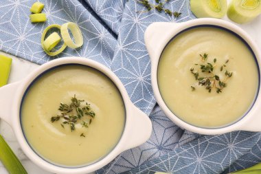 Tabaklardaki lezzetli pırasa çorbası masada, düz yerde.