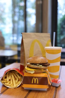 Lviv, Ukrayna - 9 Ekim 2023: Restorandaki ahşap masada McDonald 's menüsü