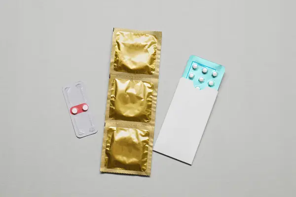 Preventivmedel Piller Och Kondomer Ljusgrå Bakgrund Platt Låg — Stockfoto