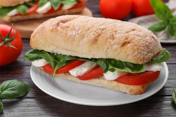 Delicioso Sándwich Caprese Con Mozzarella Tomates Albahaca Sobre Mesa Madera Fotos de stock libres de derechos
