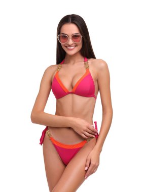 Beyaz tenli şık bikinili genç bir kadın.