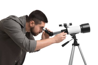 Astronom beyaz arkaplanda teleskopla yıldızlara bakıyor