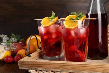Şişe ve bardaklar ahşap masada serinletici sangria.