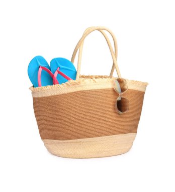 Beyaz üzerine izole plaj nesneleri ile saman çanta stil