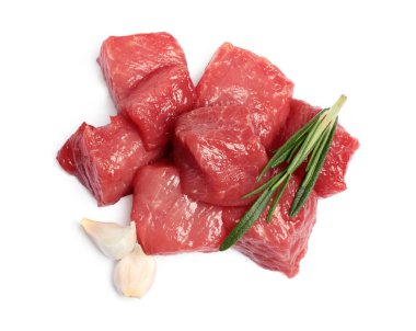 Çiğ sığır eti, sarımsak ve biberiye parçaları beyaza izole edilmiş.