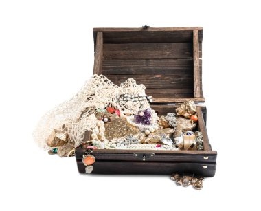 ahşap göğüs üzerinde beyaz izole hazineleri ile