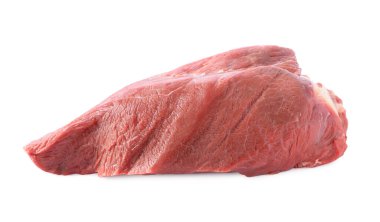 Beyaza izole edilmiş çiğ et parçası.