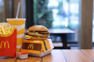 Lviv, Ukrayna - 9 Ekim 2023: McDonald 's menüsü restorandaki ahşap masa, metin için yer