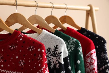 Bej arka planda farklı Noel kazaklarıyla dizilin, yakın plan