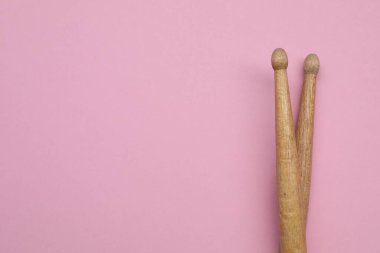 Pembe arka planda iki ahşap baget, üst manzara. Metin için boşluk