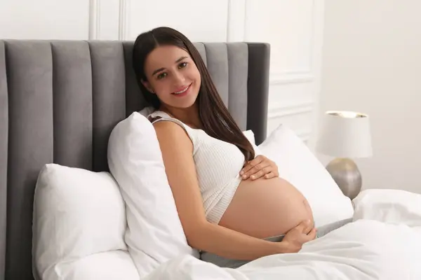 Krásná Těhotná Žena Posteli Doma — Stock fotografie