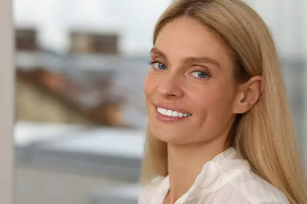 Retrato Emprendedora Empresaria Segura Espacio Para Texto Hermosa Dama Con — Foto de Stock