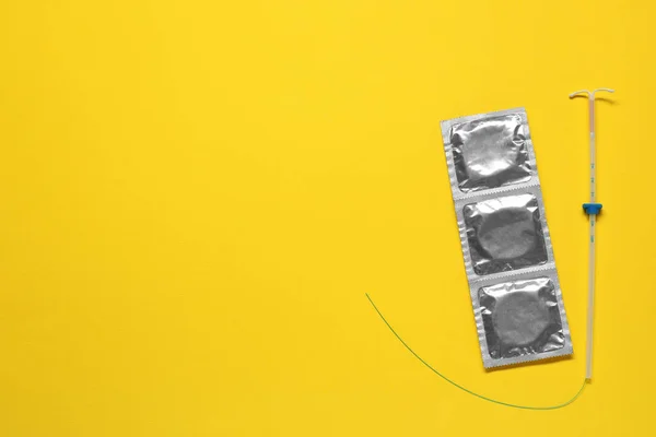 Scelta Della Contraccezione Preservativi Dispositivo Intrauterino Sfondo Giallo Posa Piatta — Foto Stock