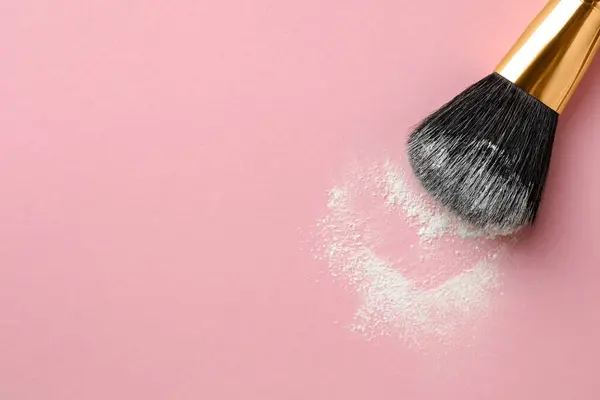Βούρτσα Μακιγιάζ Ρύζι Loose Face Powder Ροζ Φόντο Top View — Φωτογραφία Αρχείου