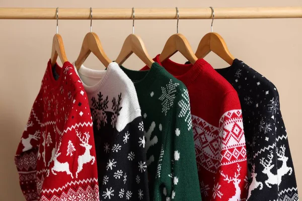 베이지색 배경에 크리스마스 스웨터와 — 스톡 사진