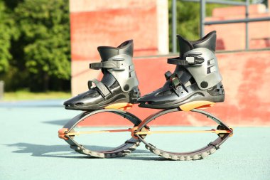 Spor parkında şık kangoo zıplama botları