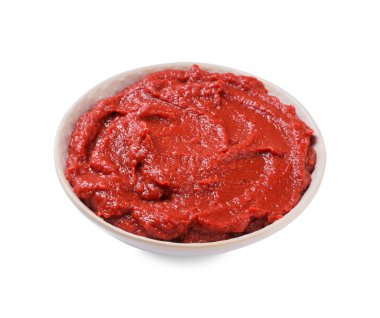 Beyaza izole edilmiş bir kase lezzetli domates ezmesi.