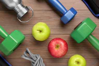 Düz konum ve ahşap masa üzerinde dambıllar