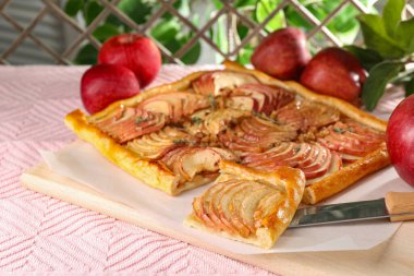 Masasında bıçak olan taze pişmiş elmalı turta.