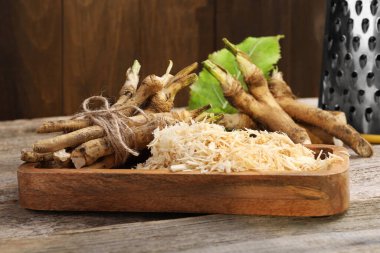 Yaban turpu rendelenmiş ve kökleri ahşap masada, yakın plan.