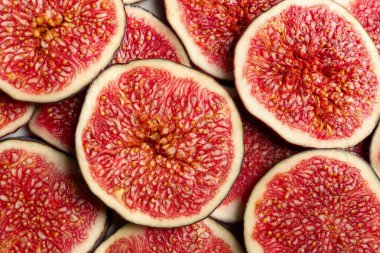 Masanın üstünde taze incir parçaları, üst manzara.