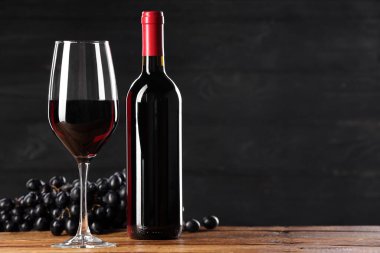 Lezzetli şarap ve olgun üzümler ahşap masada. Metin için boşluk