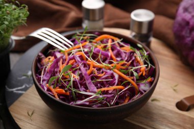 Masada kırmızı lahana ile lezzetli salata yemek, yakın plan.