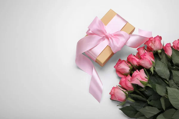Caixa Presente Envolto Com Arco Rosa Belas Flores Sobre Fundo — Fotografia de Stock