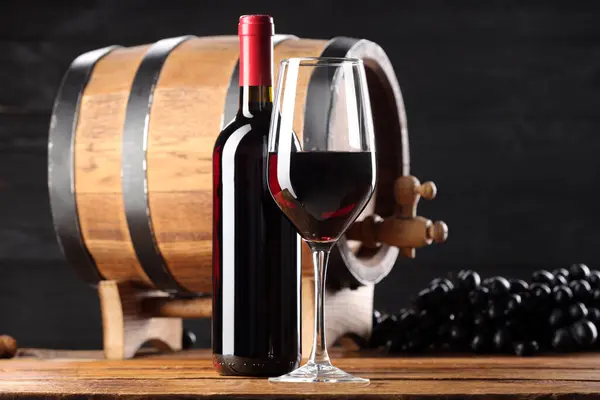 Köstlicher Wein Holzfässer Und Reife Trauben Auf Dem Tisch Stockbild