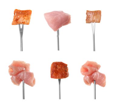 Beyaz üzerinde çiğ ve kızarmış et bulunan fondü çatalları.