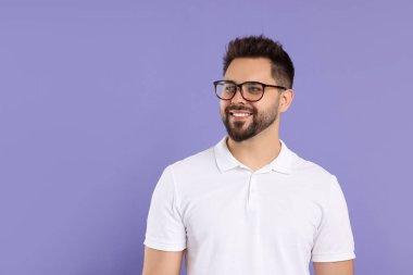 Menekşe arka planda gözlük takan yakışıklı adam, metin için boşluk