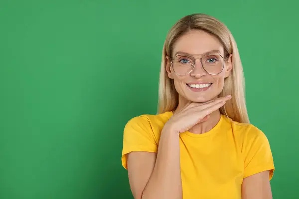 Retrato Mujer Sonriente Gafas Con Estilo Sobre Fondo Verde Espacio — Foto de Stock
