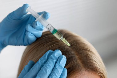 Trikoloğum klinikteki hastaya iğne yapıyor.