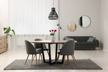 Rahat mobilyaları olan şık bir oda. Yemekhanesi olan güzel bir daire.