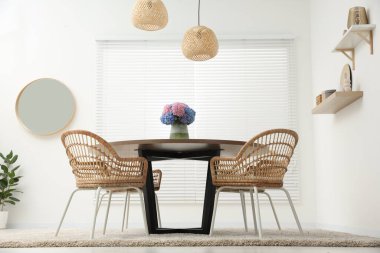 Masa, sandalyeler ve vazo ortanca çiçekleri yemek odasında, alçak açı manzaralı. Şık iç mekan