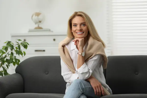 Retrato Mujer Mediana Edad Sonriente Con Pelo Rubio Sentado Sofá — Foto de Stock