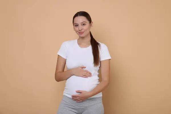 Όμορφη Έγκυος Γυναίκα Λευκό Shirt Μπεζ Φόντο — Φωτογραφία Αρχείου