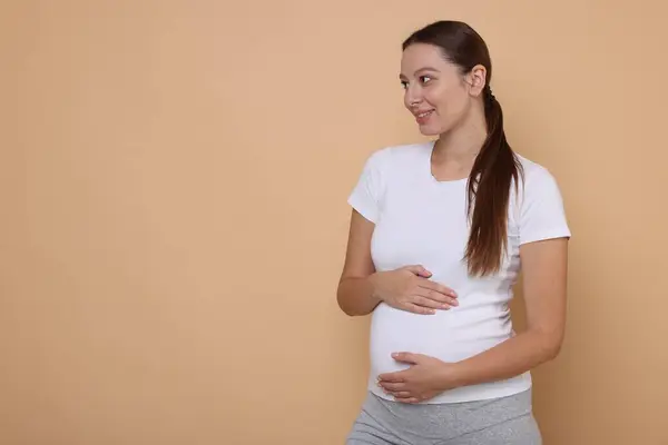 Όμορφη Έγκυος Γυναίκα Λευκό Shirt Μπεζ Φόντο Χώρος Για Κείμενο — Φωτογραφία Αρχείου