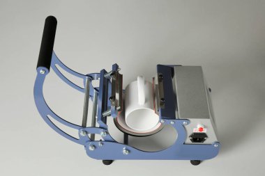 Yazıcı logosu. Beyaz masada bardaklı ısıtıcı.