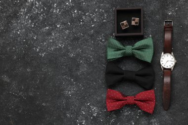 Gri arka planda şık renk papyonlu düz kompozisyon. Metin için boşluk
