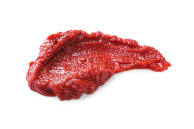 Beyaz üzerine izole edilmiş taze domates ezmesi.