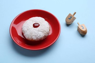 Hanuka çöreği ve açık mavi arka planda ahşap eşyalar.