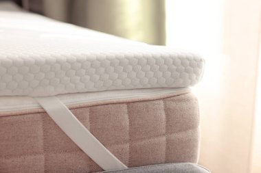 Beyaz hatıra köpük yatak üstü kapalı gri yatak, yakın plan.