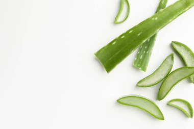 Beyaz arka planda taze aloe vera parçaları, düz. Metin için boşluk