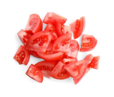 Kırmızı olgun domates parçaları beyaza izole edilmiş.