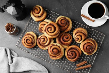 Siyah masada servis edilen lezzetli tarçınlı rulo.
