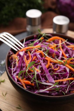 Masada kırmızı lahana ile lezzetli salata yemek, yakın plan.